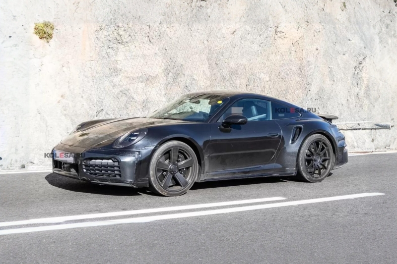 Обновлённый Porsche 911 Turbo S почти без камуфляжа проехался на камеру