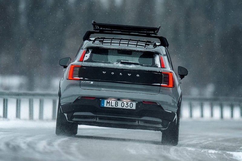 Лишь бы была зарядка: Volvo EX30 теперь доступен в оффроудной версии Cross Country