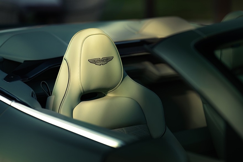 Aston Martin рассекретил Vanquish Volante с открытым верхом и битурбомотором V12