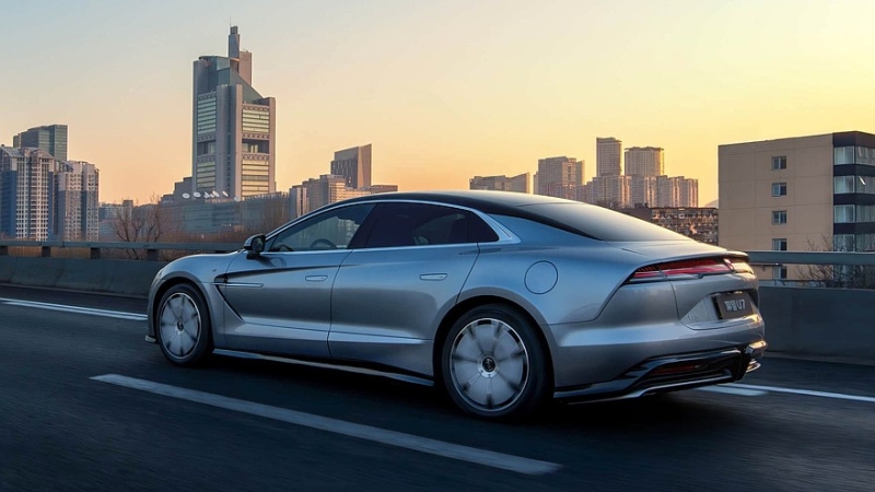 Роскошный седан Yangwang U7 от BYD: электромобиль и гибрид с оппозитным мотором