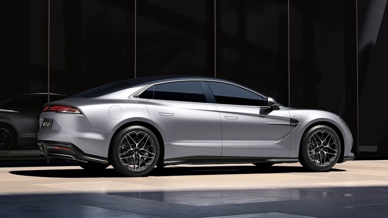 Роскошный седан Yangwang U7 от BYD: электромобиль и гибрид с оппозитным мотором