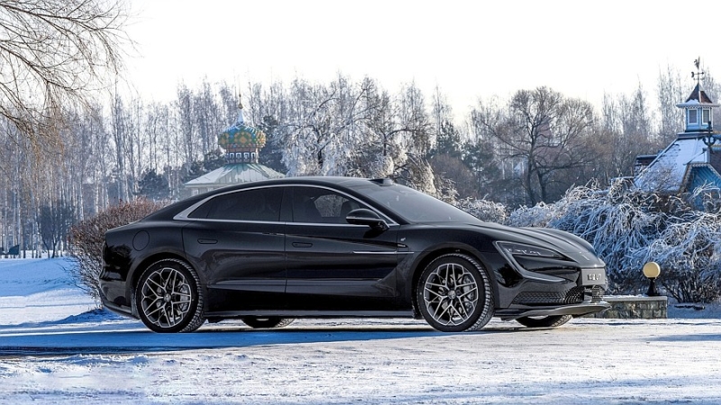 Роскошный седан Yangwang U7 от BYD: электромобиль и гибрид с оппозитным мотором