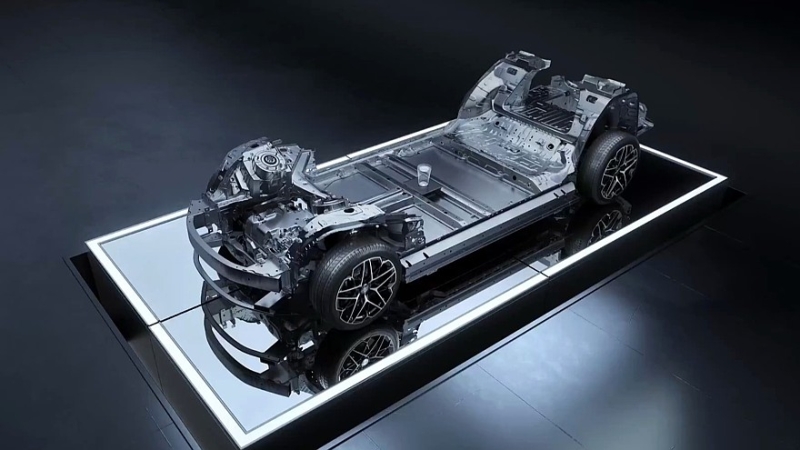 Роскошный седан Yangwang U7 от BYD: электромобиль и гибрид с оппозитным мотором