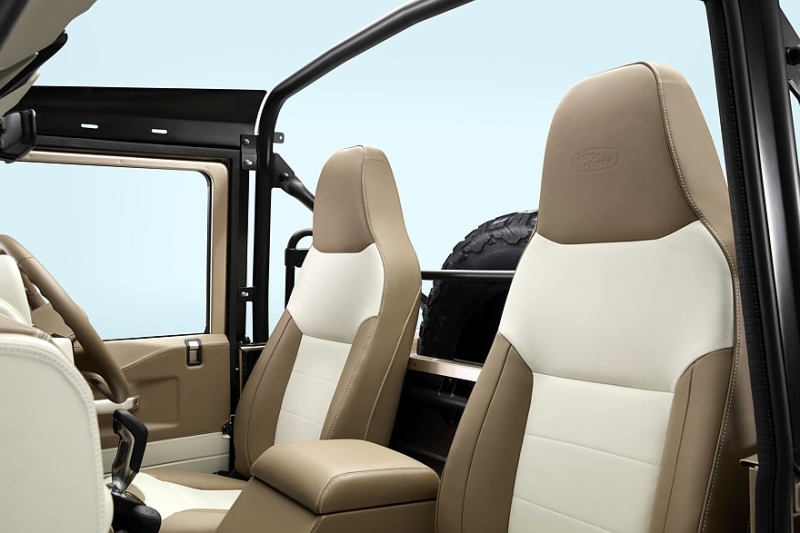 Классический Defender с V8 и мягким верхом теперь доступен и в заводском исполнении
