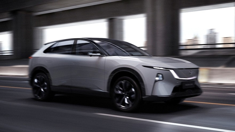 Mazda EZ-60: китайская платформа, большое табло в салоне и глобальные амбиции