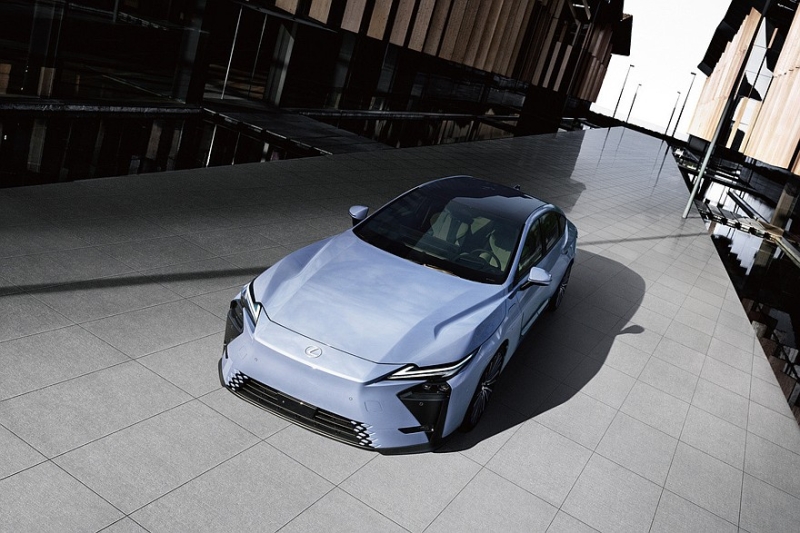 Новый седан Lexus ES: гибрид или электрокар и два варианта оформления салона