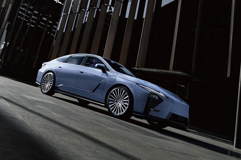 Новый седан Lexus ES: гибрид или электрокар и два варианта оформления салона