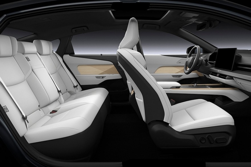 Новый седан Lexus ES: гибрид или электрокар и два варианта оформления салона