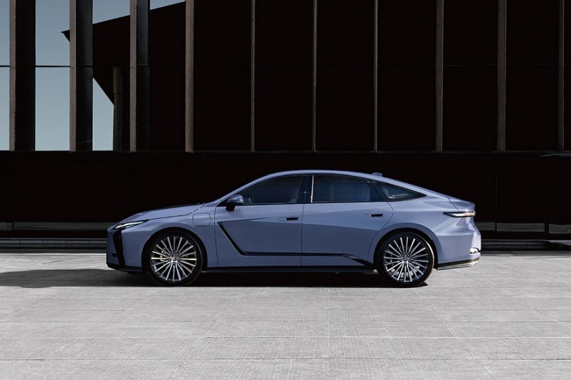 Новый седан Lexus ES: гибрид или электрокар и два варианта оформления салона