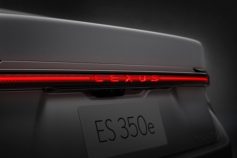 Новый седан Lexus ES: гибрид или электрокар и два варианта оформления салона