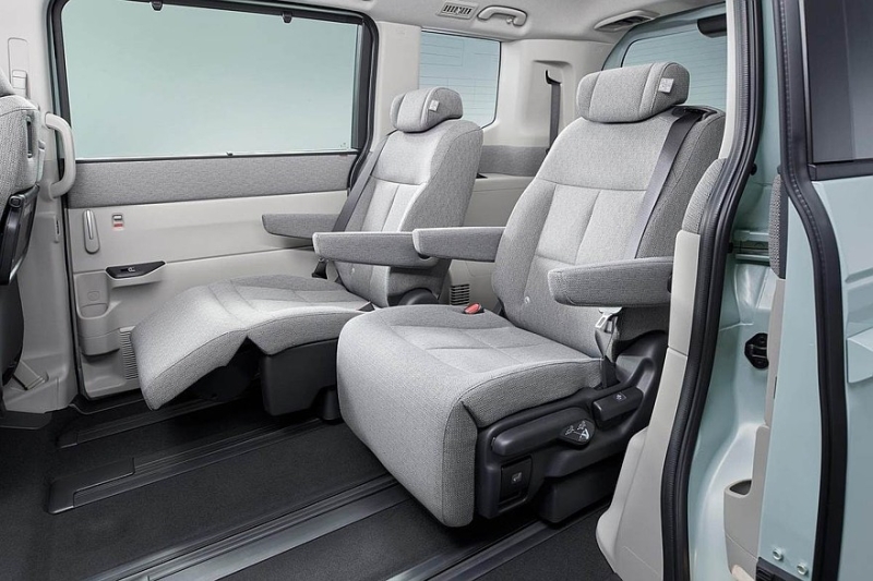 Обновлён популярный минивэн Honda Step WGN: расширенное оснащение и особая версия