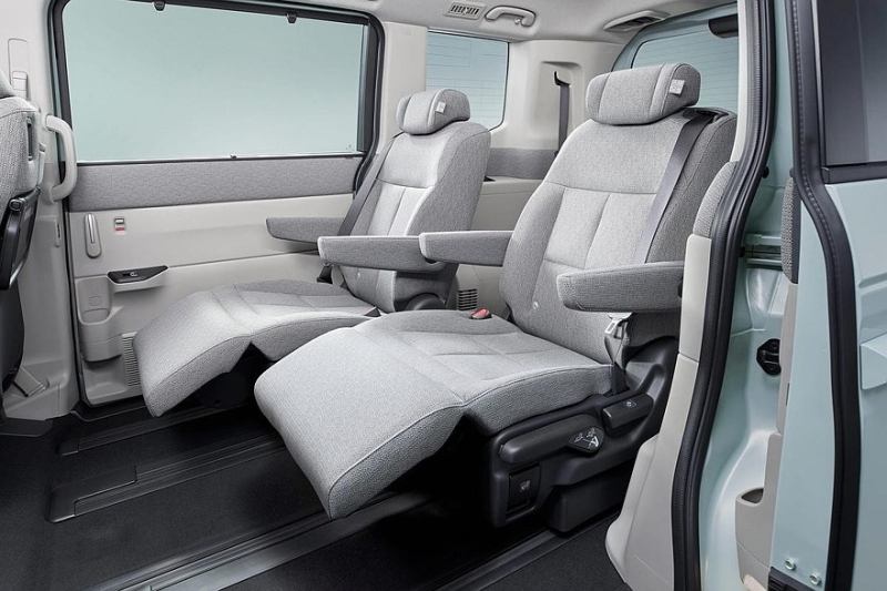 Обновлён популярный минивэн Honda Step WGN: расширенное оснащение и особая версия