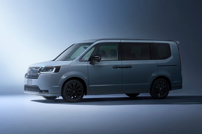 Обновлён популярный минивэн Honda Step WGN: расширенное оснащение и особая версия