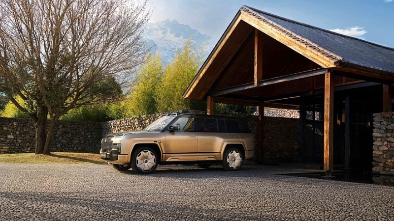 Роскошный внедорожник Yangwang U8 обрёл удлинённую версию с золотыми эмблемами