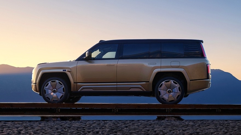 Роскошный внедорожник Yangwang U8 обрёл удлинённую версию с золотыми эмблемами