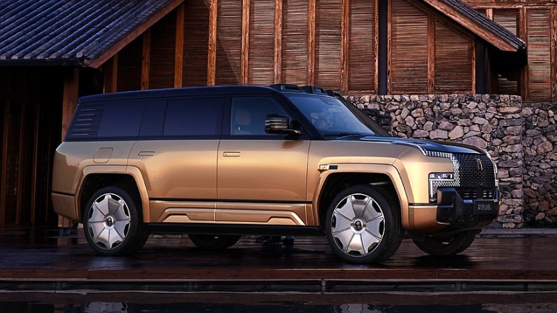 Роскошный внедорожник Yangwang U8 обрёл удлинённую версию с золотыми эмблемами