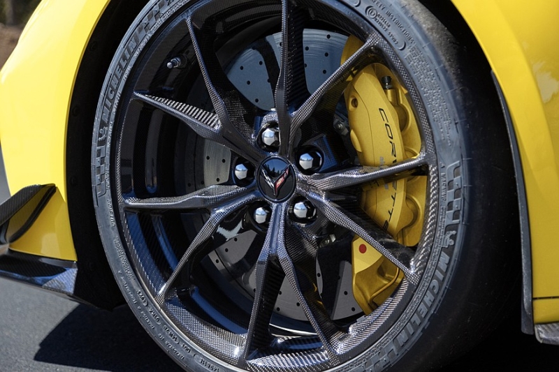 Chevrolet Corvette получил обновлённый интерьер с новыми экранами и без ряда кнопок