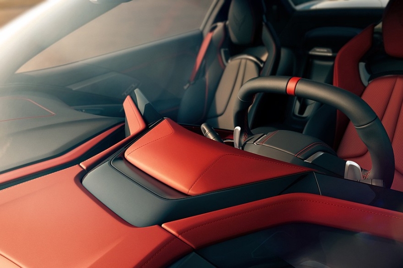Chevrolet Corvette получил обновлённый интерьер с новыми экранами и без ряда кнопок