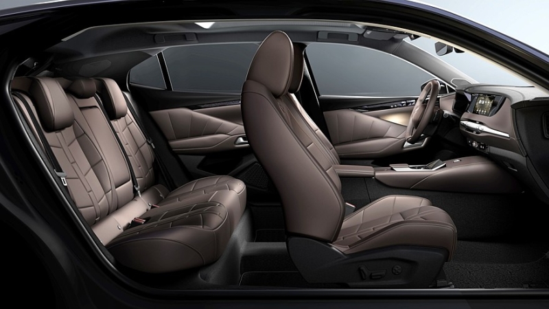 Хэтчбек DS 4 сменил имя на DS №4 после рестайлинга и обзавёлся электрической версией