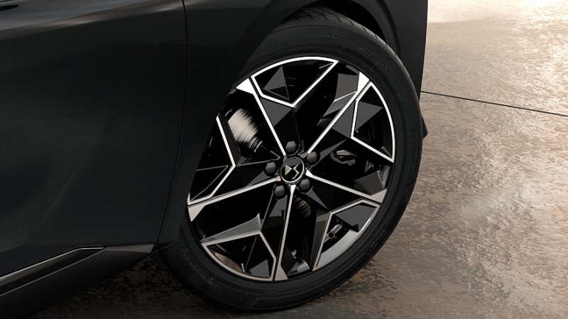 Хэтчбек DS 4 сменил имя на DS №4 после рестайлинга и обзавёлся электрической версией