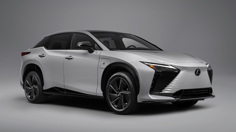 Lexus обновил кроссовер RZ и добавил новую спецверсию седану IS в США
