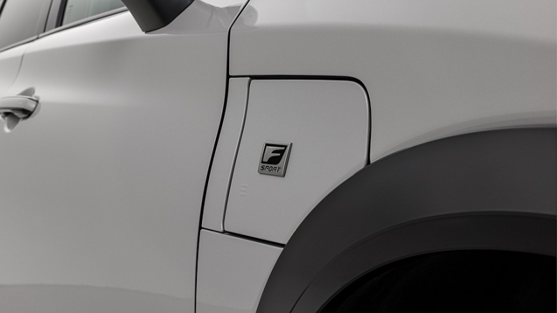 Lexus обновил кроссовер RZ и добавил новую спецверсию седану IS в США