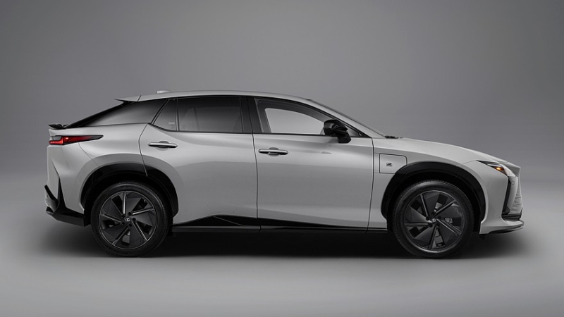 Lexus обновил кроссовер RZ и добавил новую спецверсию седану IS в США