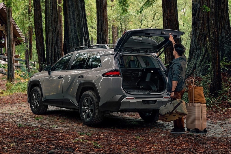 Новый кроссовер Toyota RAV4 дебютировал в нескольких версиях