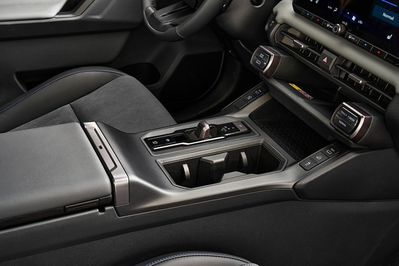 Новый кроссовер Toyota RAV4 дебютировал в нескольких версиях