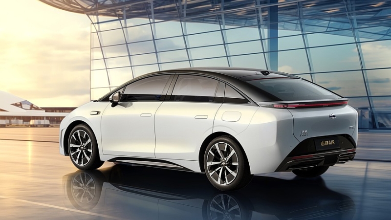 Под крылом самолёта: рождённый авиакомпанией лифтбек Juneyao Air выходит на рынок