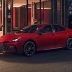 Toyota Camry слегка обновилась и обзавелась «тёмной» спецверсией