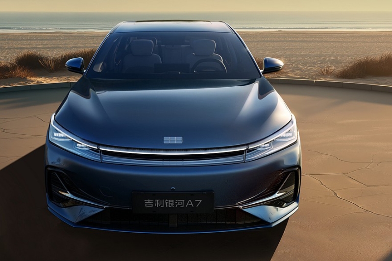 Большой седан Geely Galaxy A7 показался на новых официальных фото