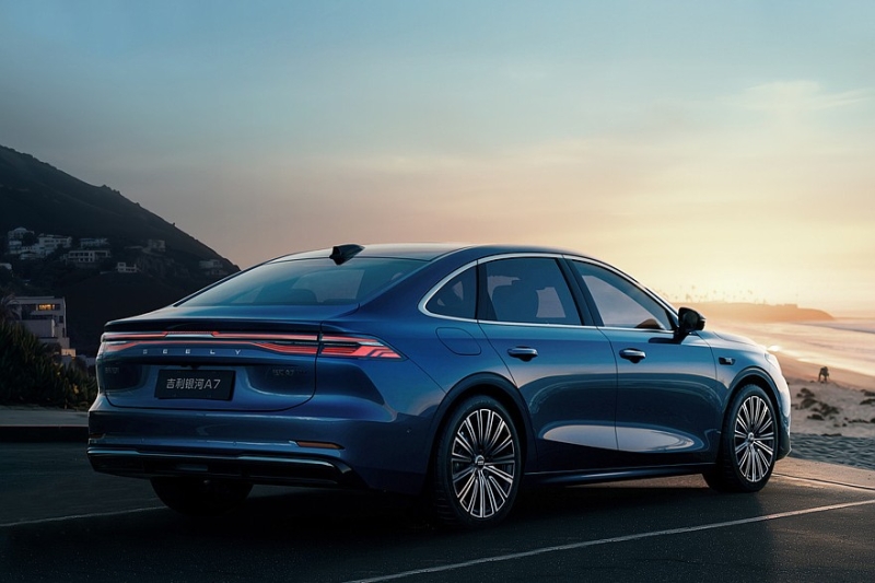 Большой седан Geely Galaxy A7 показался на новых официальных фото