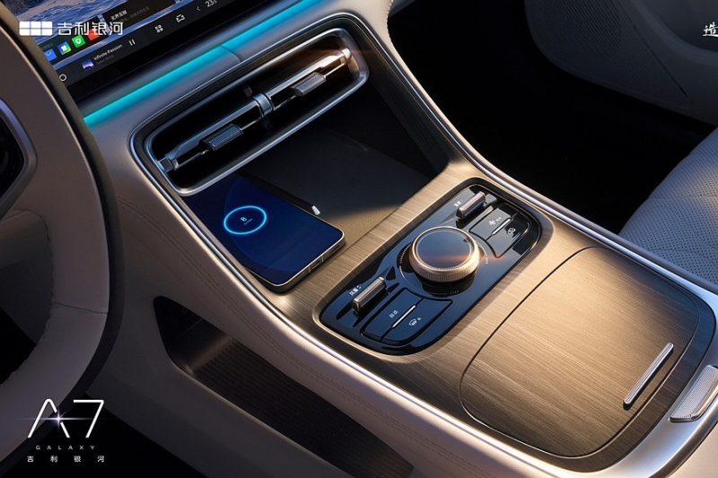 Большой седан Geely Galaxy A7 показался на новых официальных фото