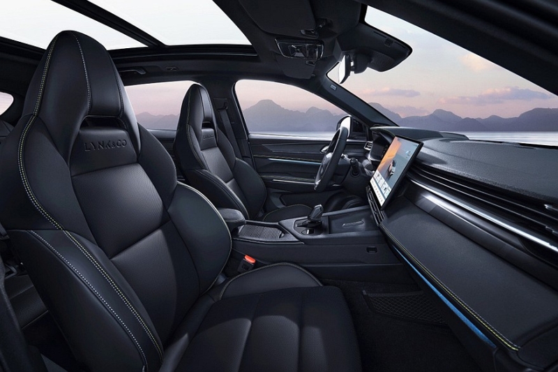 Чисто бензиновый кроссовер Lynk & Co 01 с новым салоном поступил в продажу