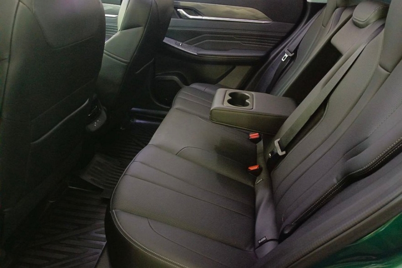 Новые кроссоверы Dongfeng Huge и Mage в России: комплектации и цены