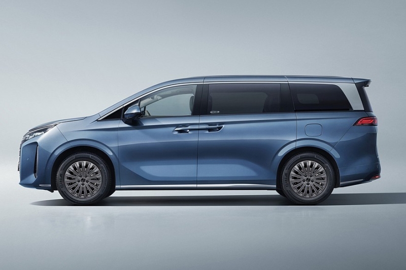 Представлен экспортный минивэн BYD M9: пока не со всеми фишками