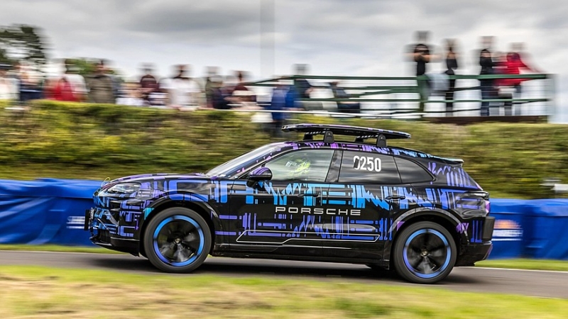 Новый Porsche Cayenne: рекорд от гонщицы-блондинки и грузовой тест от Ричарда Хаммонда