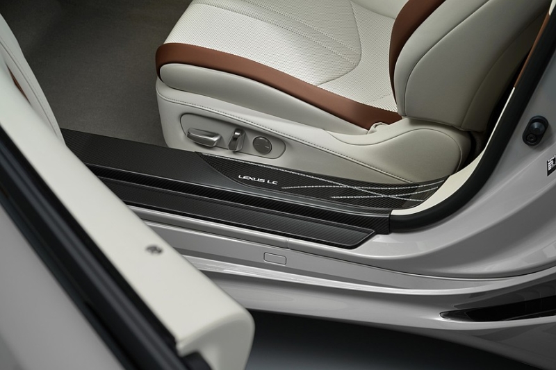 Посвежевшие купе и кабриолет Lexus LC 500 обзавелись спецверсией Pinnacle