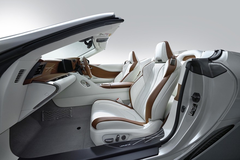 Посвежевшие купе и кабриолет Lexus LC 500 обзавелись спецверсией Pinnacle