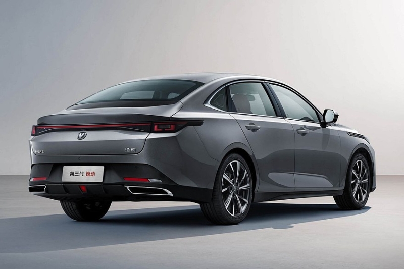 Седан Changan Lamore, который доступен и в России, получил новый салон после рестайлинга