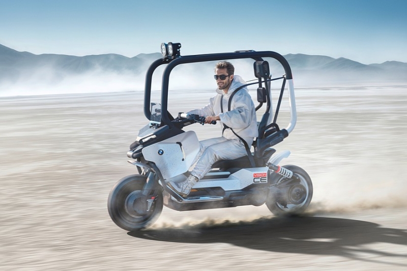 Давай опять попробуем без шлема: BMW представила новый скутер с крышей