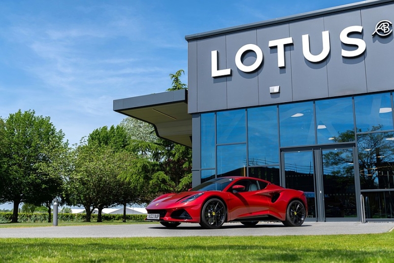 Кризисный Lotus увяз в реструктуризации и готовит гибридную версию спорткара Emira