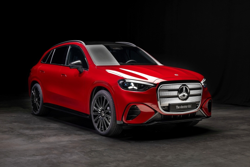 Mercedes-Benz GLC with EQ Technology: 800 вольт, пиксельный «гриль» и фоторамка в «базе»