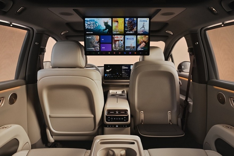 Младший кроссовер Li i6 показал свой салон