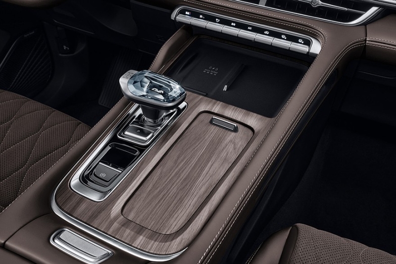 Обновлённый Geely Monjaro: более мощный мотор и модное табло