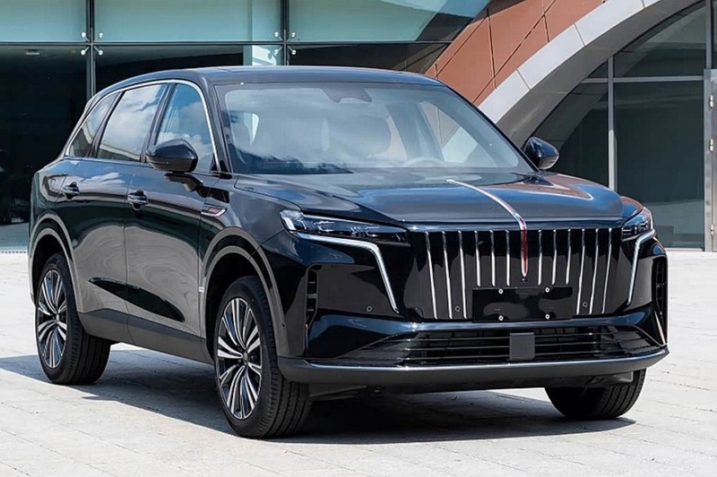 Показан новый кроссовер Hongqi HS6: облик в фирменном стиле и гигантское табло