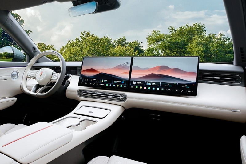 Показан новый кроссовер Hongqi HS6: облик в фирменном стиле и гигантское табло