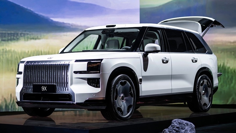 Роскошный гибридный кроссовер Zeekr 9X вышел на рынок: 1400 л.с. и 3,1 с до «сотни»