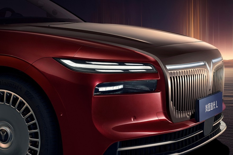 Роскошный полноприводный седан Voyah Passion L показался на новых официальных фото